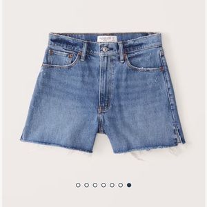 Abercrombie and Fitch 4” mom shorts 36/22